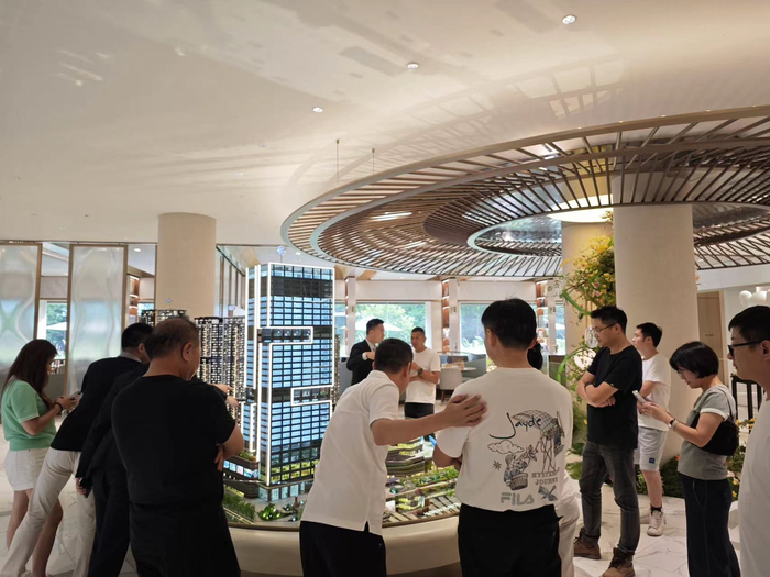 限购解禁后，广州售楼处挤满来自各地的客户，受访者供图