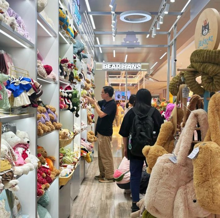 图为消费者在选购毛绒玩具。 黄芷凌 摄