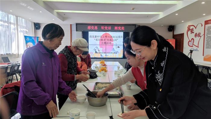 　　呼和浩特市赛罕区达尔登社区的老人们在为老餐厅一起包饺子，欢度重阳节。内蒙古日报记者 牟野/摄