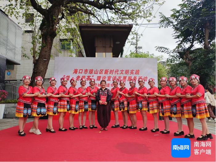 李胜利（中间）与她的舞蹈队队员们一起。受访者供图