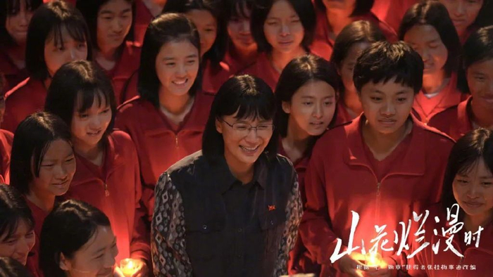 张桂梅老师与学生们在一起（图源：《山花烂漫时》）