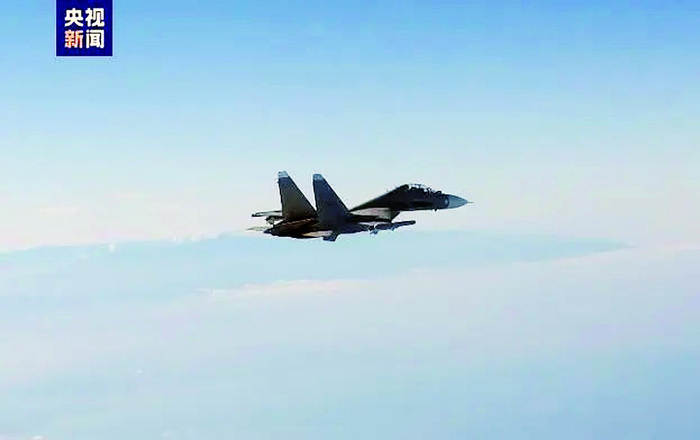     ▲东部战区空军歼击机、轰炸机等多型先进战机越过海峡奔袭迫近