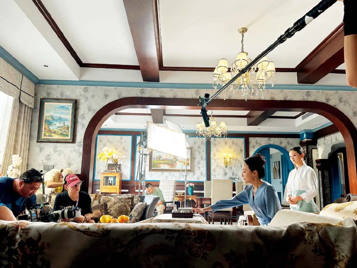 浙江横店，邬倩（右二）在一部短剧的拍摄现场。摄影/本刊记者 孟倩