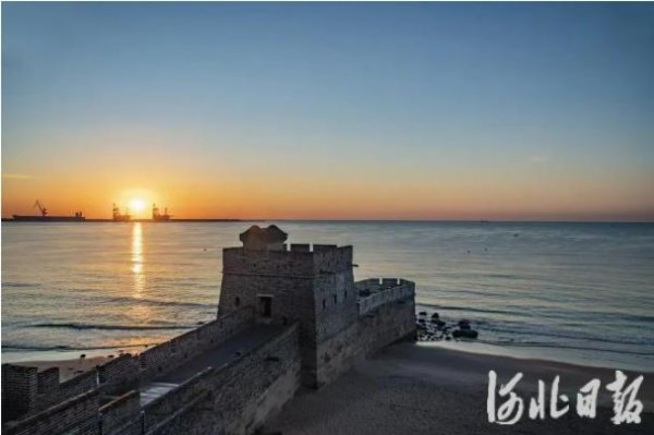 10月1日，朝阳升起，照亮老龙头。代明君摄