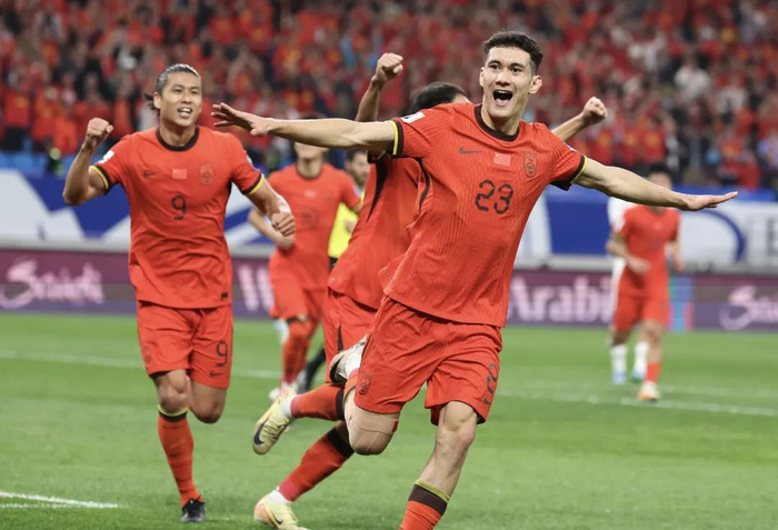 拜合拉木破门瞬间图/刘占崑 摄