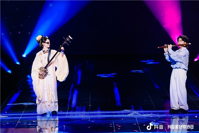 乐器主播“桂梓三弦&中阮”与“除以七”进行三弦与竹笛的跨界PK