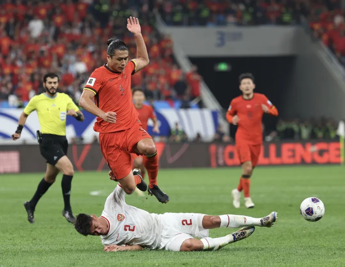 印尼归化球员希格尔斯（下）飞铲张玉宁图/刘占崑 摄