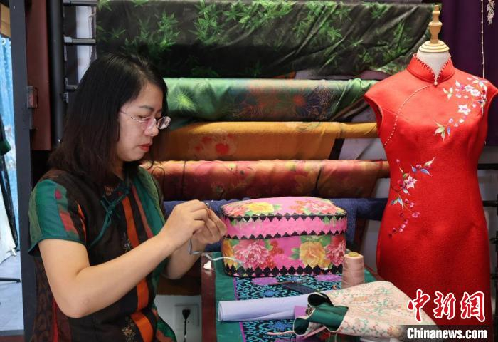 图为孙艳在制作盘扣。杨馥宁 摄