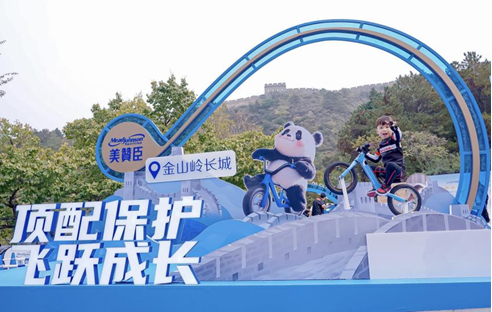 孩子们打卡骑平衡车长城地标