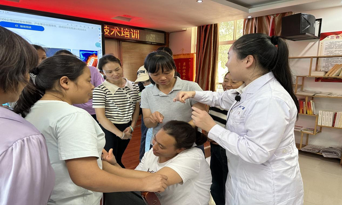 △中信集团旗下五四一总医院医务人员为云南省屏边县村医演示培训耳部刮痧手法