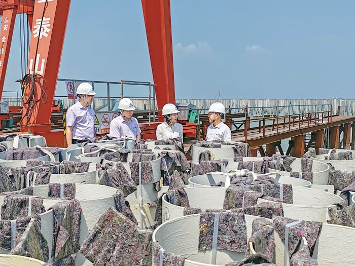 农行漳州东山支行工作人员（左一、左二、左三）到三峡集团东山杏陈海上光伏发电站调研。记者 鲍曼君/摄