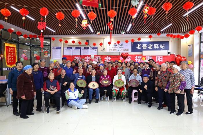 老人们展示亲手制作的带有“国泰民安”字样的五谷画（央广网记者 杨贇 摄）