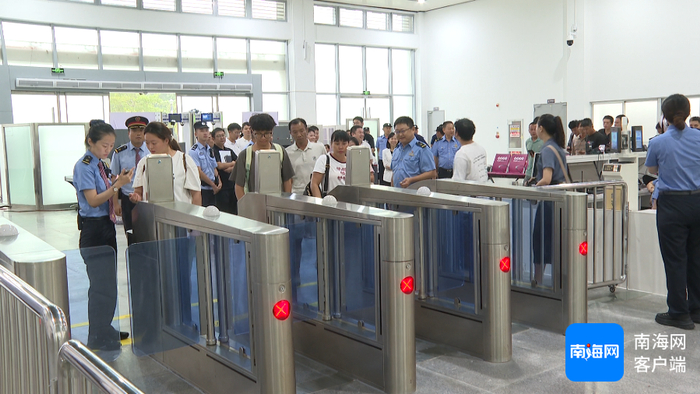 首趟车次旅客排队检票。记者 张野 摄