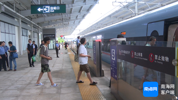 旅客上车。记者 张野 摄