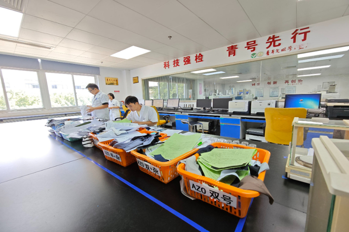 　　福建省纤维检验中心实验室技术人员在整理和校核检测记录。记者　林凯　摄