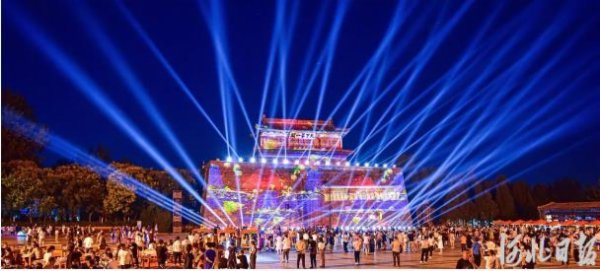 7月21日，山海关浑锅宴为游客们带来味觉享受。代明君摄