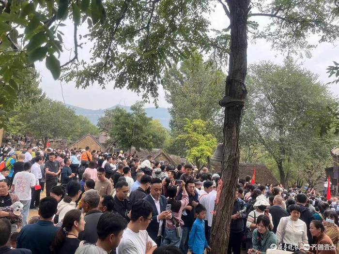 大戏台前围满了游客