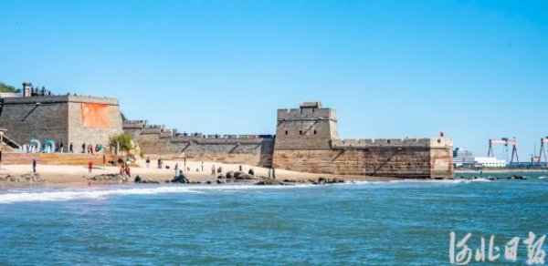 10月1日，山海关景区·老龙头内，游客在此赏海景、爬长城，享受国庆假期。河北日报记者 孙也达摄