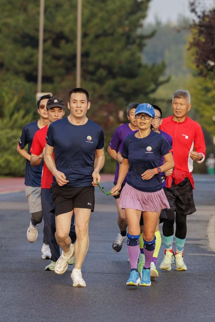 10月12日早晨7时，奥林匹克森林公园，盲人跑友和志愿者以小队为组别跑步。