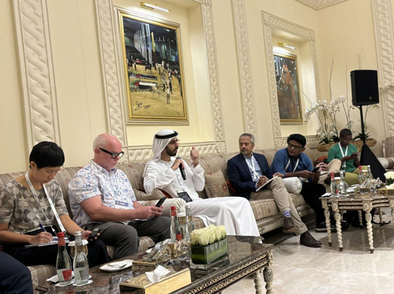 阿联酋AI部长奥马尔·苏丹·奥拉玛（左三）