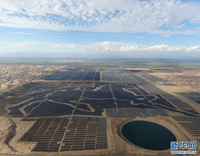 位于库布其沙漠腹地的达拉特光伏发电应用领跑基地。新华网发（王晓博 摄）