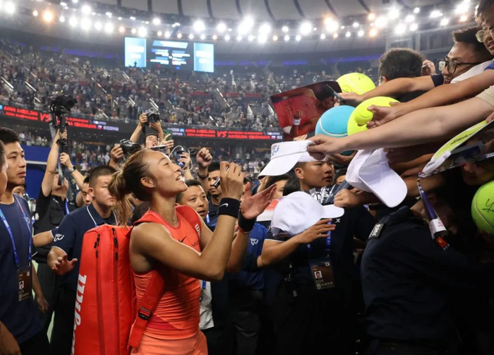 武汉网球公开赛上，郑钦文给球迷签名 图：IC photo