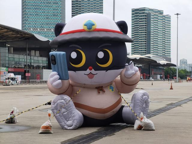 广场上沉浸于自拍的“黑猫警长”。 陈玺撼摄