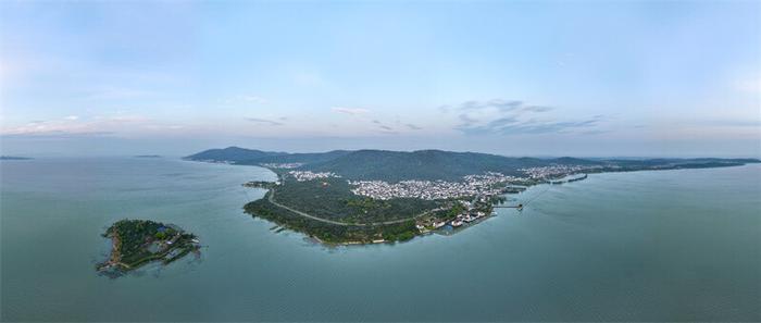 苏州市吴中区东山镇太湖景色 季春鹏 摄