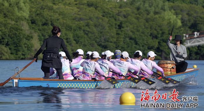 运动会龙舟项目海南代表队（女队）在三亚河上备赛。通讯员陈晓旅 摄