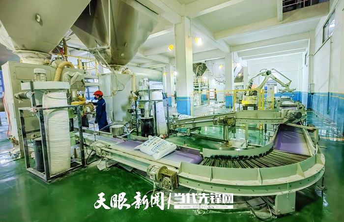 贵州宏泰钡业有限责任公司产品包装车间。园区管委会供图