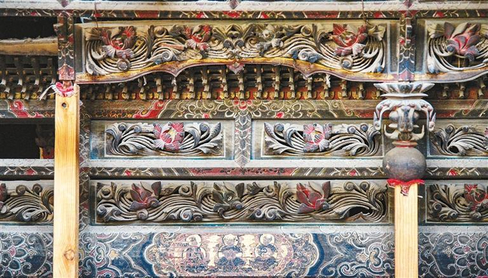 为了保护这座建筑瑰宝，文保单位用方木对重点部位进行支撑。 记者 王健 摄