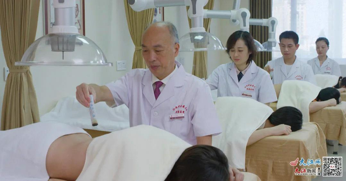 陈日新(左一)等人正在给患者进行热敏灸治疗(图片来源于江西省中医