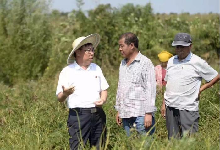 左一为李安平董事长