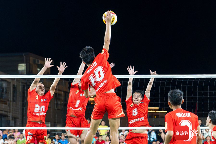 资料图：比赛现场，双方队员拼尽全力得分。记者 曹志 摄