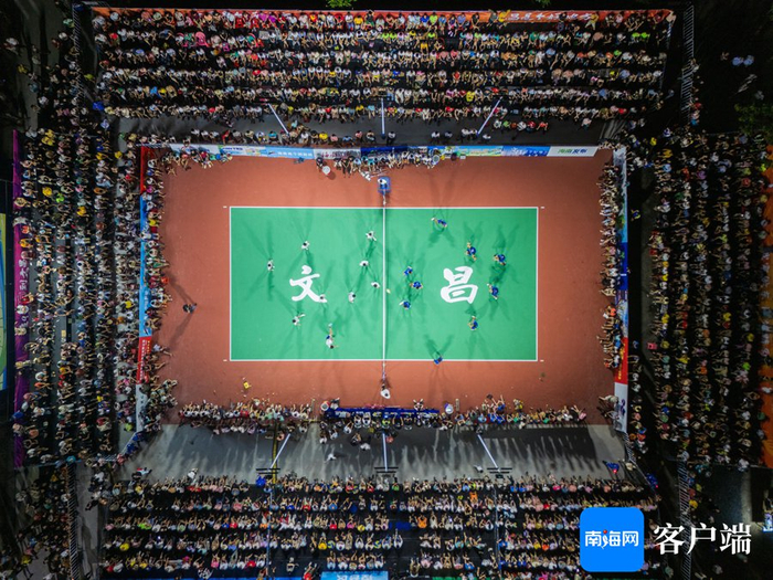 资料图：2024年7月27日晚，2024年“九九杯”海南（文昌）乡镇排球联赛在东阁侠夫学校继续进行。记者 李昊 摄