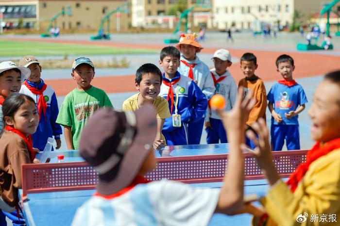 9月27日，四川省甘孜藏族自治州道孚县城关第一完全小学的学生在体育课上打乒乓球。新华社记者 沈伯韩 摄