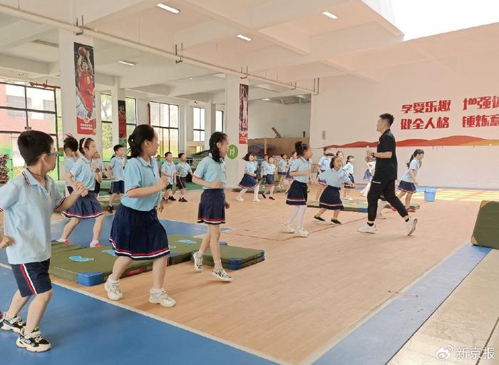 在福建省宁德师范学院附属小学的体育教师钟宇翔的带领下，学生们进行体育锻炼。受访者供图