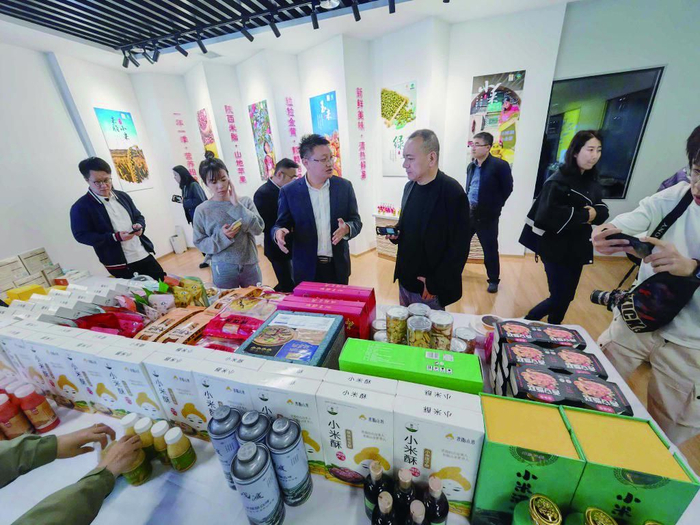 米脂县小米制作的各种食品。
