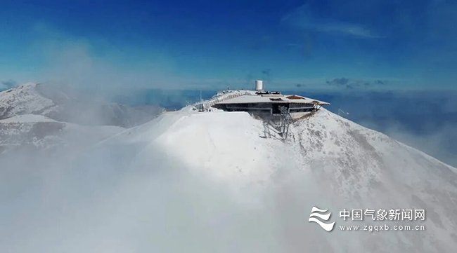 北京市延庆区小海坨山顶上的S波段天气雷达 华云集团供图
