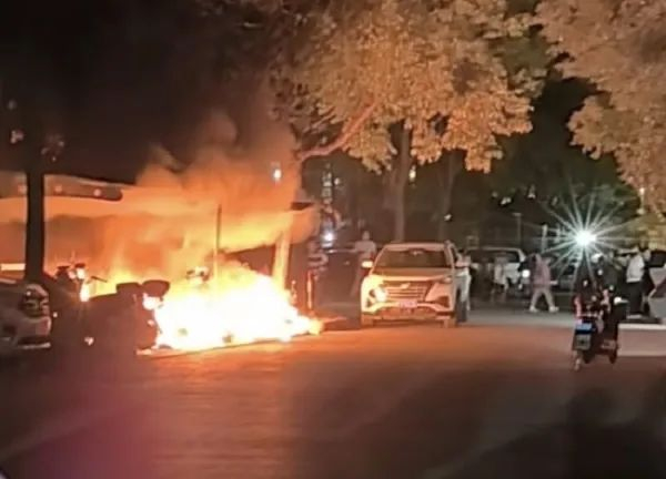 事故现场 网友供图（下同）