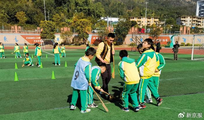 在一节传统体育教学课上，福建省宁德师范学院附属小学的体育教师钟宇翔身穿畲族风格的马甲，带领学生体验运动乐趣。受访者供图