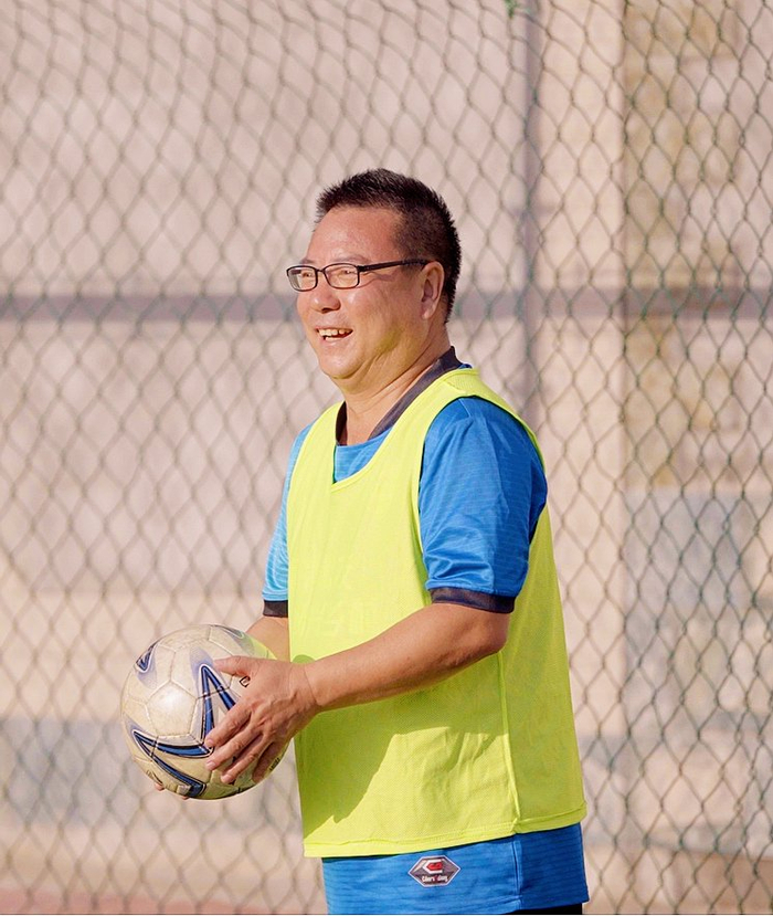 8月29日，刘克俭在光淀村足球场踢球。纵览新闻记者 白中豪 摄