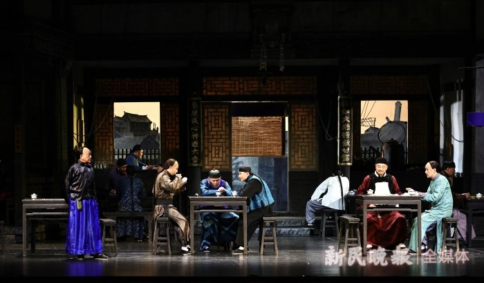 图说：话剧《茶馆》 新民晚报记者 王凯 摄