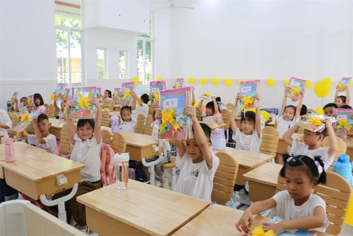 同学们展示新课本（央广网实习记者 梁淑仪 摄）