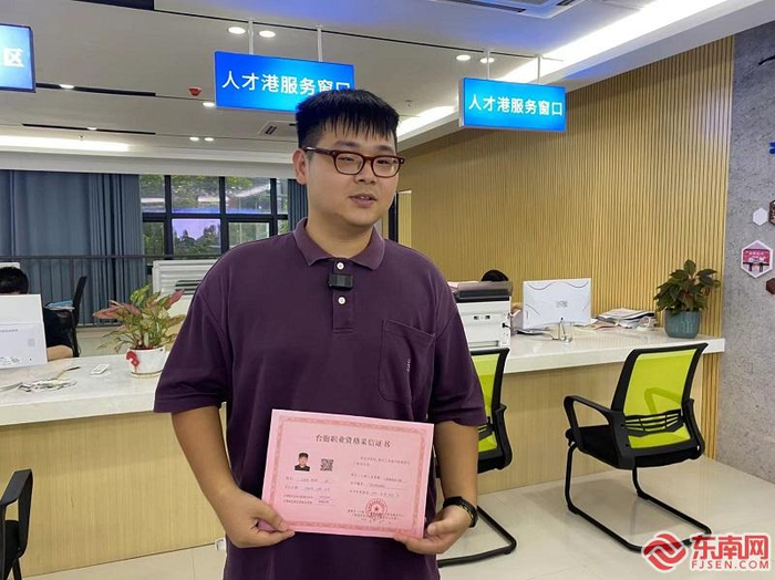 台青王堃佑展示采信证书。