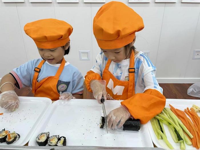 海棠区第二幼儿园内，小朋友正在参与午餐制作（央广网记者 林韦玮 摄）