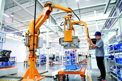 张家口亿华通动力科技有限公司生产车间内，技术人员进行系统化测试。武殿森摄/光明图片