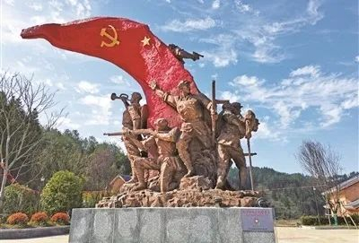 位于百石长征第一仗核心展示园内的中央红军长征第一仗纪念雕塑。