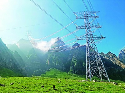 跨越巨大高差的张北-雄安1000千伏特高压交流输电线路工程（冀北段）“上山段”。资料图片