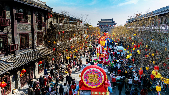 千年古镇寿县表演精彩的传统民俗节目，吸引了众多游客。（资料图片）本报通讯员 蒋常虹 摄